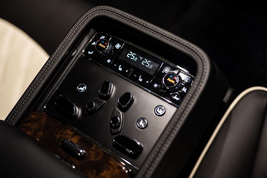 Детали интерьера Bentley Mulsanne 2016 года  (JP) (фото 4 из 19)